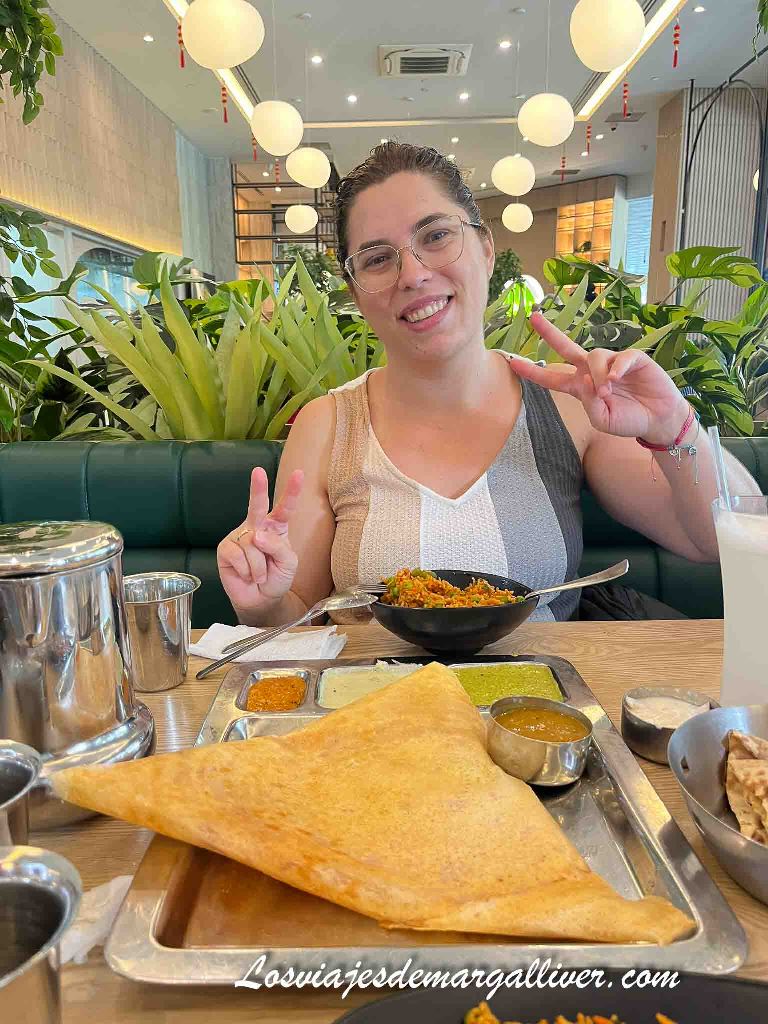 Margalliver junto a la riquisima comida del restaurante Saravanaa Bhavan en el barrio de Little India, Singapur Margalliver junto a la riquisima comida del restaurante Saravanaa Bhavan en el barrio de Little India, Singapur - Los viajes de Margalliver
