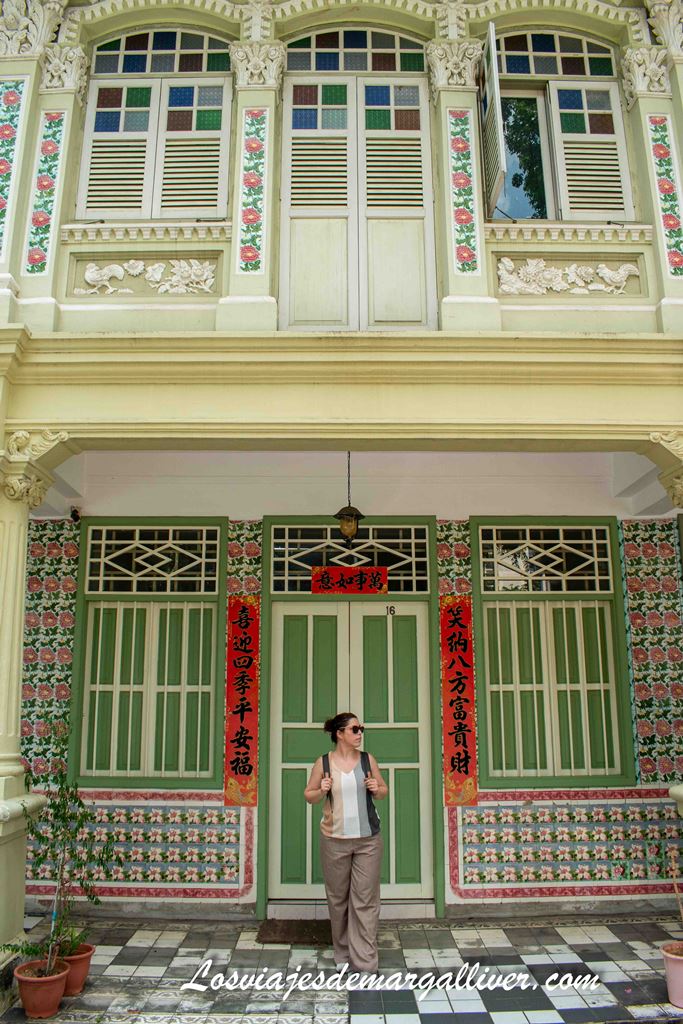 Margalliver junto a una casa-tienda tradicional en Singapur Margalliver junto a una casa-tienda tradicional en Singapur - Los viajes de Margalliver