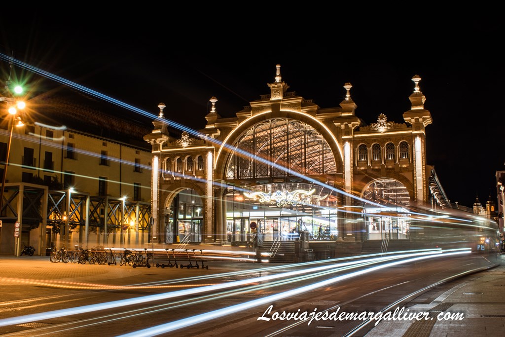 Vista nocturna de larga exposición del mercado central mientras pasa el metro de Zaragoza Vista nocturna de larga exposición del mercado central mientras pasa el metro de Zaragoza - Los viajes de Margalliver