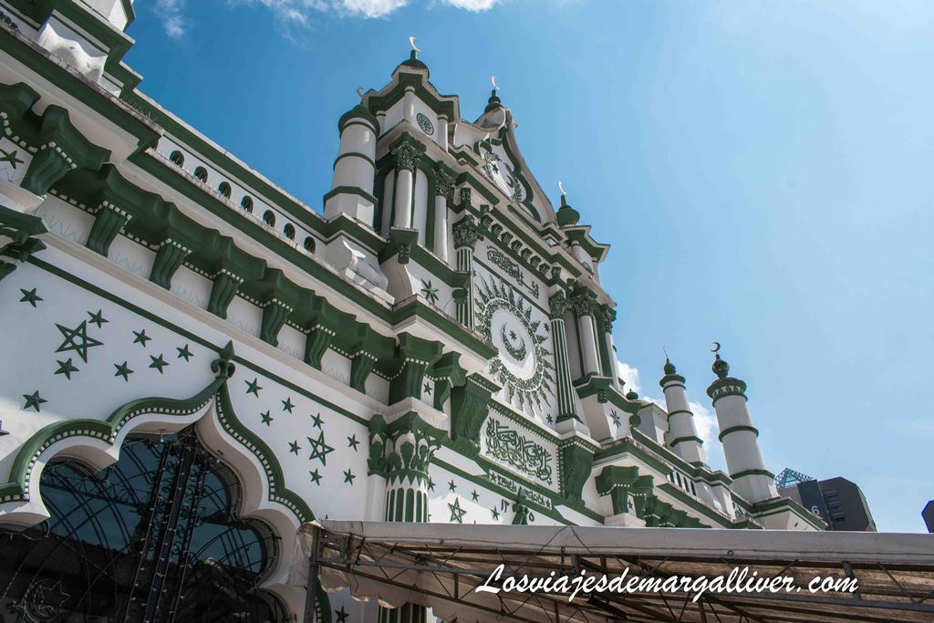 Fachada de la Mezquita Abdul Gaffoor en Little India en Singapur Fachada de la Mezquita Abdul Gaffoor en Little India en Singapur - Los viajes de Margalliver