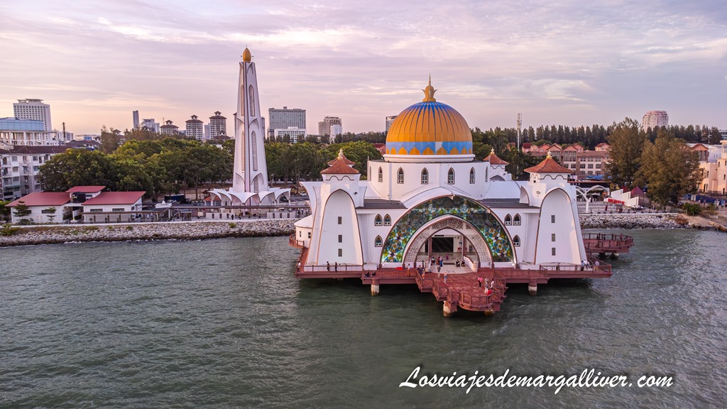 Vista de la mezquita Selat Melaka a vista de dron Vista de la mezquita Selat Melaka a vista de dron - Los viajes de Margalliver