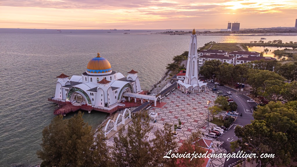 Mezquita Selak Melaka a vista de dron Mezquita Selak Melaka a vista de dron - Los viajes de Margalliver