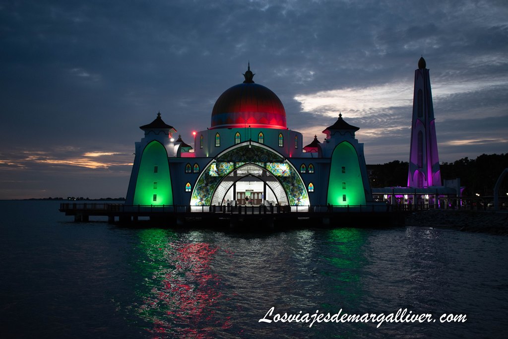 Mezquita Selat Melaka iluminada de noche en Malasia Mezquita Selat Melaka iluminada de noche en Malasia - Los viajes de Margalliver