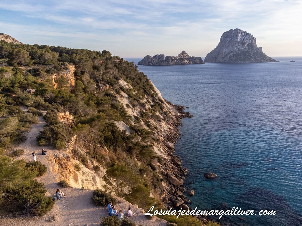 Mirador d´Hort en Ibiza con Es Vedrá al fondo a vista de dron Mirador d´Hort en Ibiza con Es Vedrá al fondo a vista de dron - Los viajes de Margalliver