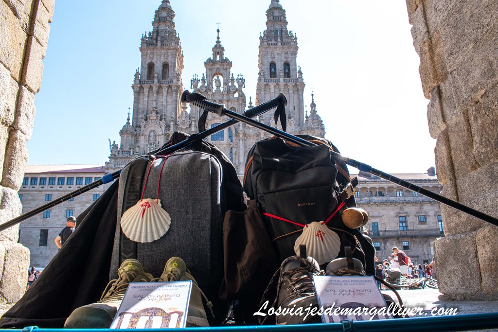 Detalle de mochilas, bastones y credenciales al terminar el camino de Santiago Detalle de mochilas, bastones y credenciales al terminar el camino de Santiago - Los viajes de Margalliver