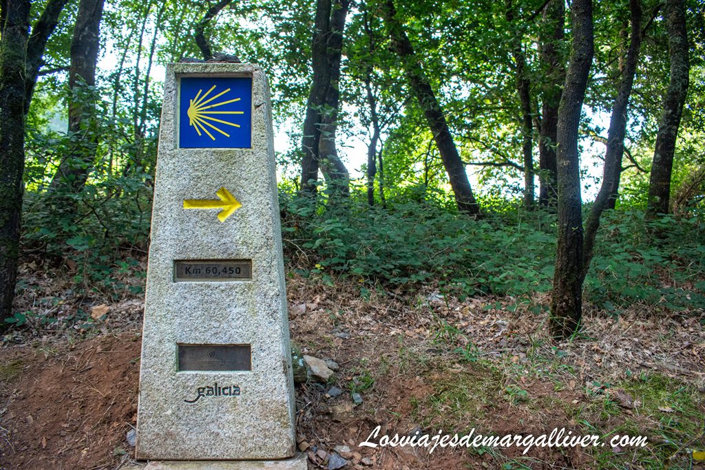 Mojón que marca los kilómetros que quedan hasta llegar a Santiago en el Camino de Santiago Mojón que marca los kilómetros que quedan hasta llegar a Santiago en el Camino de Santiago - Los viajes de Margalliver