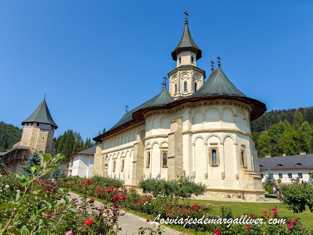 Monasterio de Putna, uno de los más bonitos que visitar en la región de Bucovina Monasterio de Putna, uno de los más bonitos que visitar en la región de Bucovina - Los viajes de Margalliver