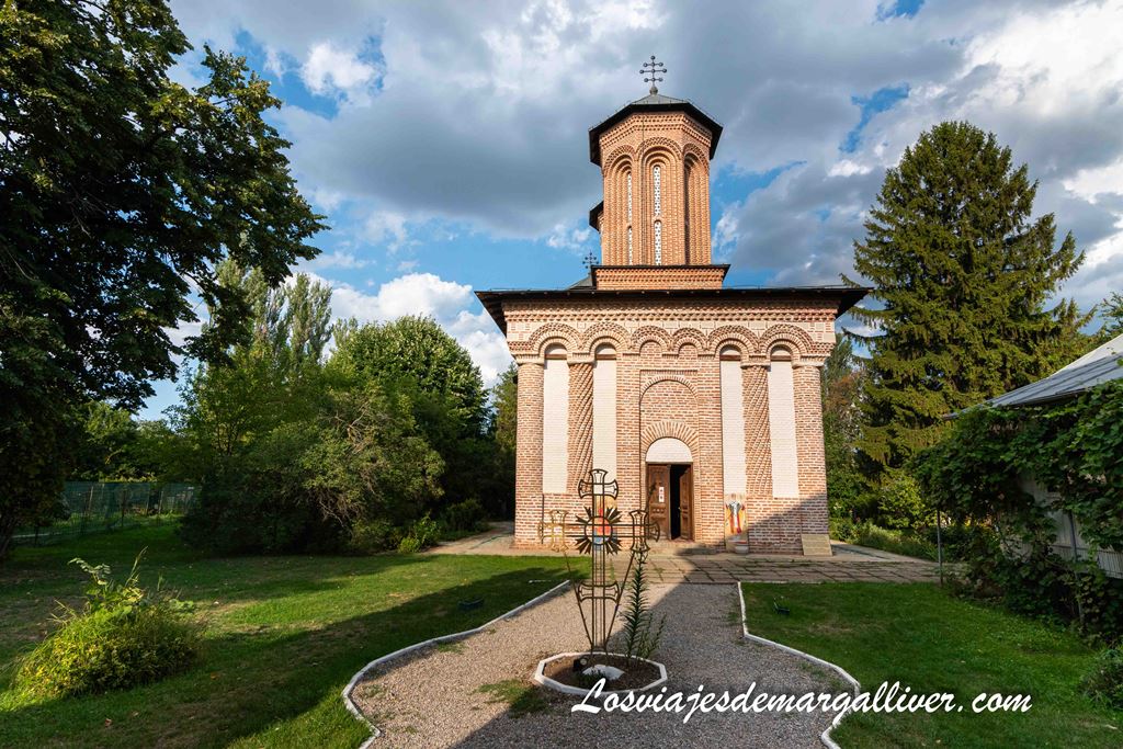 Monasterio de Snagov en la ruta en coche por Rumanía en 14 día Monasterio de Snagov en la ruta en coche por Rumanía en 14 día - Los viajes de Margalliver