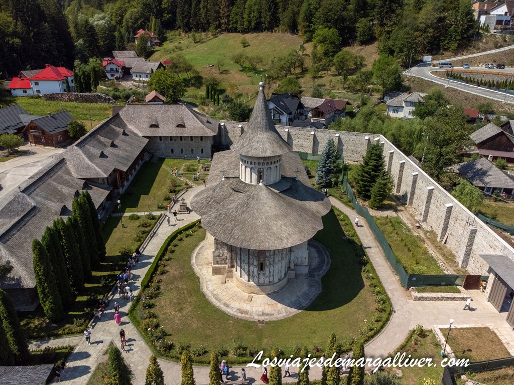 Vista aérea del monasterio de Voronet en Rumanía - Los viajes de Margalliver Vista aérea del monasterio de Voronet en Rumanía - Los viajes de Margalliver
