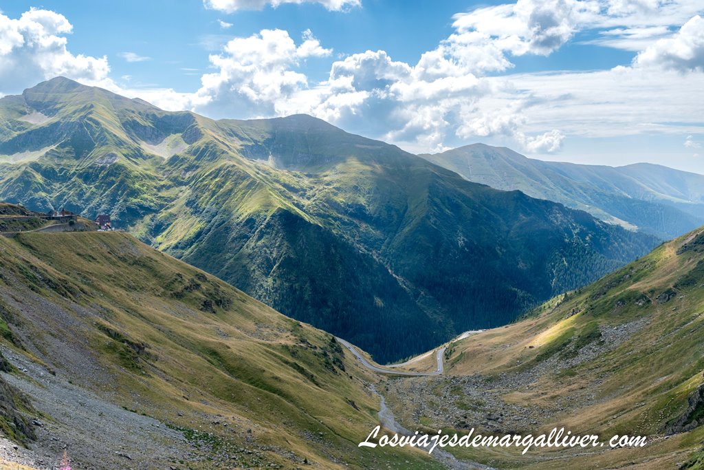 Preciosa vista de los Montes Cárpatos mientras atraviesas la carretera Transfagarasan en Rumanía - Los viajes de Margalliver