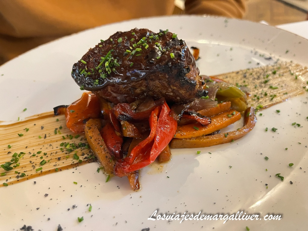 Morrillo de atún rojo asado en el restaurante Catalina de Conil, Cádiz Morrillo de atún rojo asado en el restaurante Catalina de Conil, Cádiz - Los viajes de Margalliver