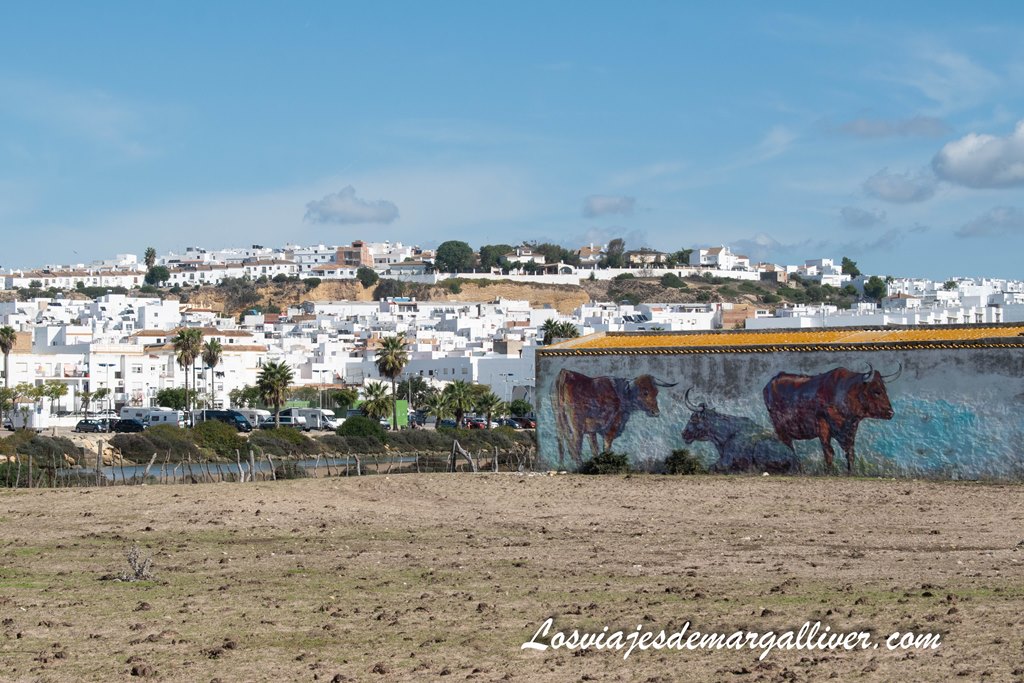 Mural de las vacas con el pueblo de Conil de la frontera detrás Mural de las vacas con el pueblo de Conil de la frontera detrás - Los viajes de Margalliver