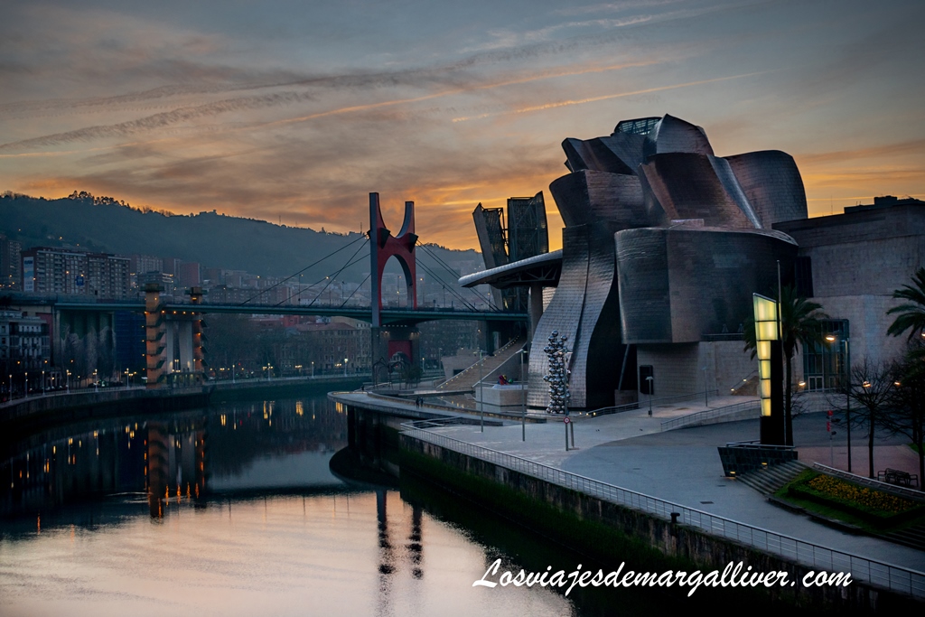 Museo Guggenheim al amanecer en Bilbao Museo Guggenheim al amanecer en Bilbao - Los viajes de Margalliver