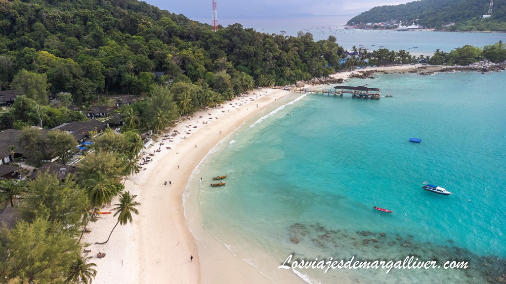 Panorámica aerea de la isla de Besar con la isla de Kecil al fondo en las Islas Perhentian , Malasia Panorámica aerea de la isla de Besar con la isla de Kecil al fondo en las Islas Perhentian , Malasia - Los viajes de Margalliver
