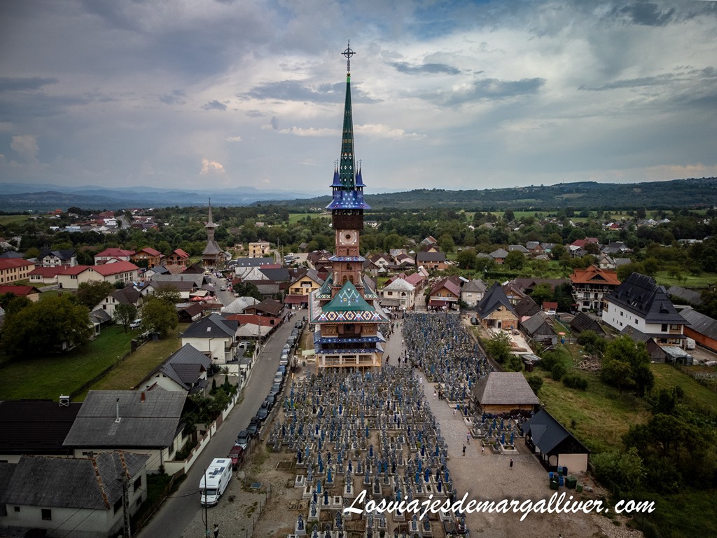 Panoramica de dron del Cementerio alegre de Sapanta en Rumania - Los viajes de Margalliver