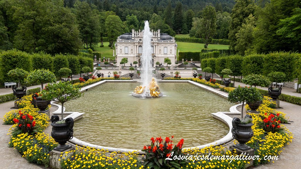 Panorámica del Palacio de Linderhof con su fuente activa - Los viajes de Margalliver