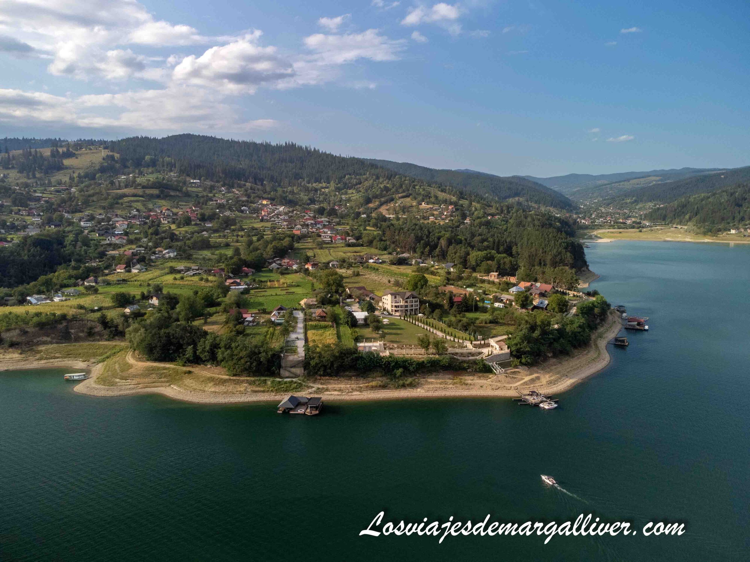 Vista aérea del lago Bicaz en Rumanía Vista aérea del lago Bicaz en Rumanía - Los viajes de Margalliver