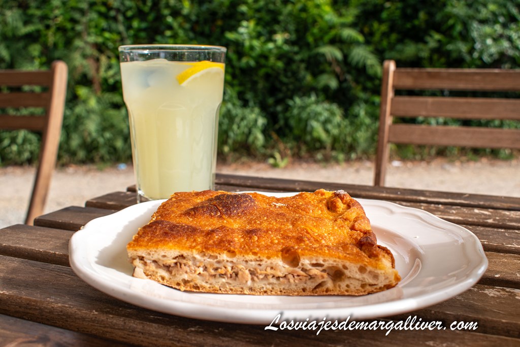 Empanada gallega junto a limonada, para coger fuerzas para seguir el Camino de Santiago Empanada gallega junto a limonada, para coger fuerzas para seguir el Camino de Santiago - Los viajes de Margalliver