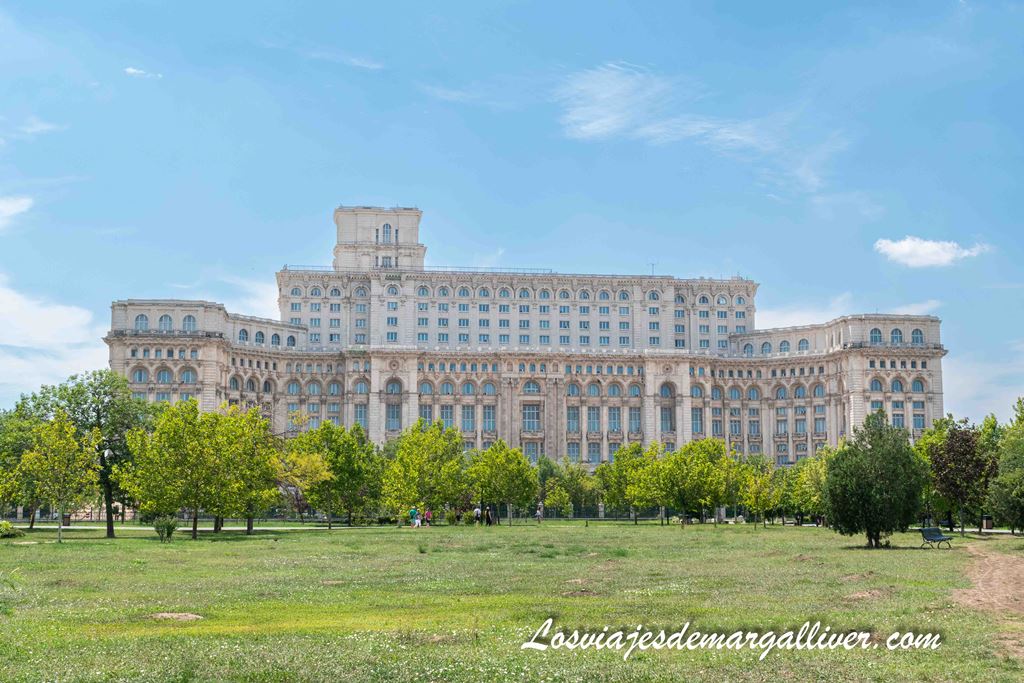 Palacio del Parlamento Rumano visto desde el parque Cismigiu Palacio del Parlamento Rumano visto desde el parque Cismigiu, ruta en coche por Rumanía - Los viajes de Margalliver