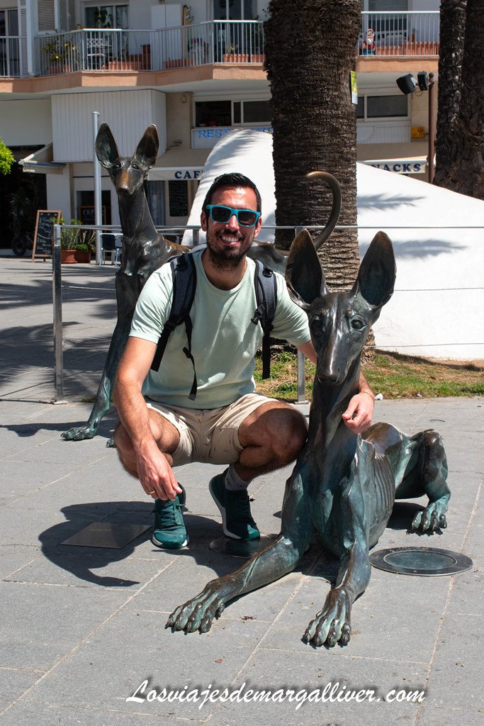 Kike con un perro de bronce en el Passeig de s'Alamera en Santa Eulalia en Ibiza Kike con un perro de bronce en el Passeig de s'Alamera en Santa Eulalia en Ibiza - Los viajes de Margalliver