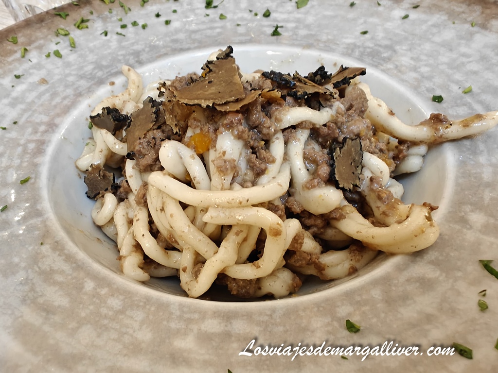 Pasta con trufa y carne de jabalí Pasta con trufa y carne de jabalí del Restaurante Pizzería Checcarello en Bagnaia - Los viajes de Margalliver