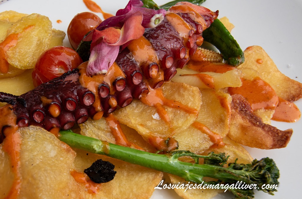 Pata de pulpo a la plancha con patatas y bimi en Restaurante hotel Ses Figueres Pata de pulpo a la plancha con patatas y bimi en Restaurante hotel Ses Figueres - Los viajes de Margalliver