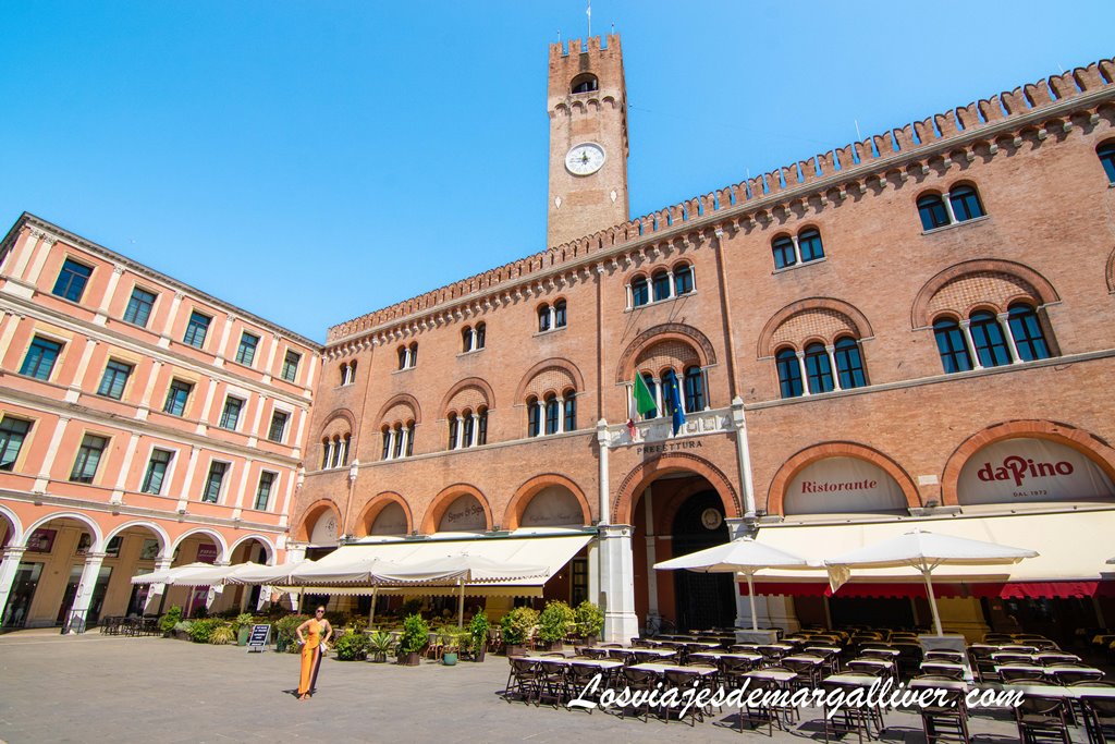 Margalliver en la Piazza dei Signori, la más famosa de Treviso Margalliver en la Piazza dei Signori, la más famosa de Treviso - Los viajes de Margalliver