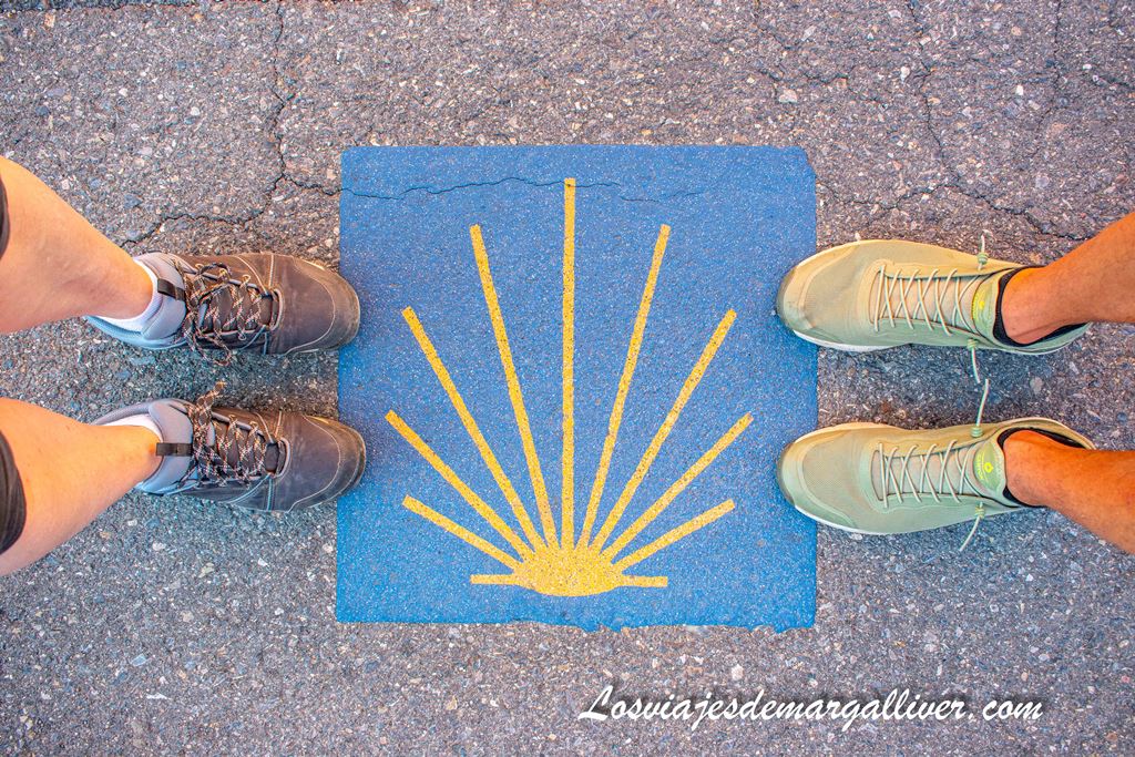 Nuestros pies junto a la concha del Camino de Santiago Nuestros pies junto a la concha del Camino de Santiago - Los viajes de Margalliver