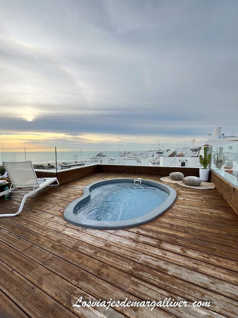 Piscina en la terraza del hotel Alzocaire en Conil de la Frontera, Cádiz Piscina en la terraza del hotel Alzocaire en Conil de la Frontera, Cádiz - Los viajes de Margalliver