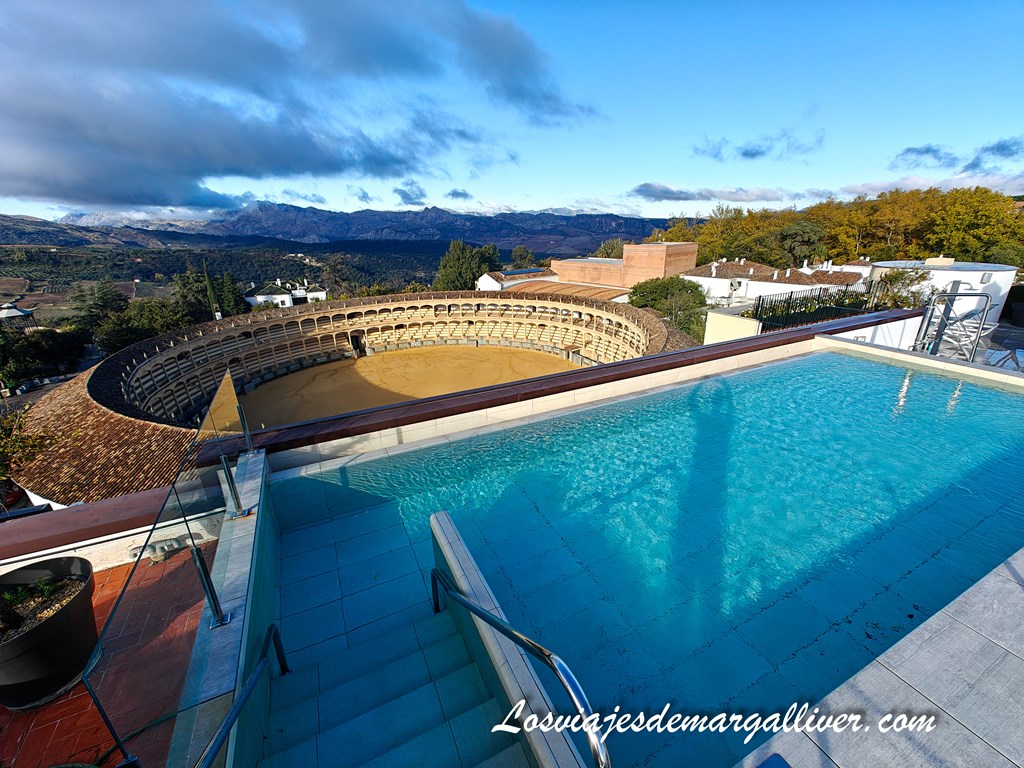 Piscina con vistas del Hotel Catalonia Ronda Piscina con vistas del Hotel Catalonia Ronda - Los viajes de Margalliver