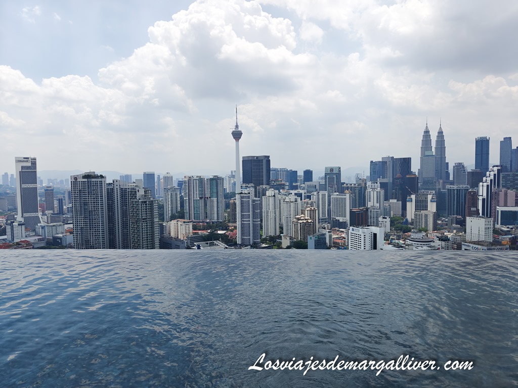 Piscina Infinity en Harmony Luxury Suites de Kuala Lumpur - Ruta por Singapur y Malasia Piscina Infinity en Harmony Luxury Suites de Kuala Lumpur - Los viajes de Margalliver