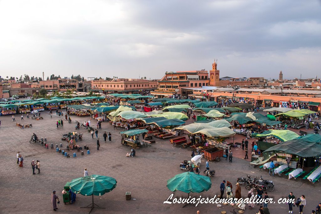 Puestos de comida típicos en la Plaza Jemma el-Fna en Marrakech Puestos de comida típicos en la Plaza Jemma el-Fna en Marrakech - Los viajes de Margalliver