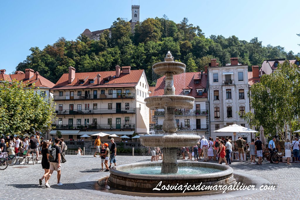 Plaza Novi Trg con el castillo al fondo en Ljubljana Plaza Novi Trg con el castillo al fondo en Ljubljana - Los viajes de Margalliver