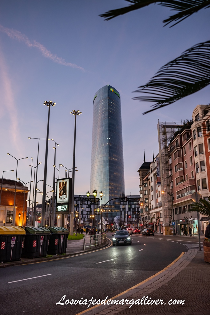 Plaza de Euskadi con la Torre Iberdrola al atardecer Plaza de Euskadi con la Torre Iberdrola al atardecer - Los viajes de Margalliver