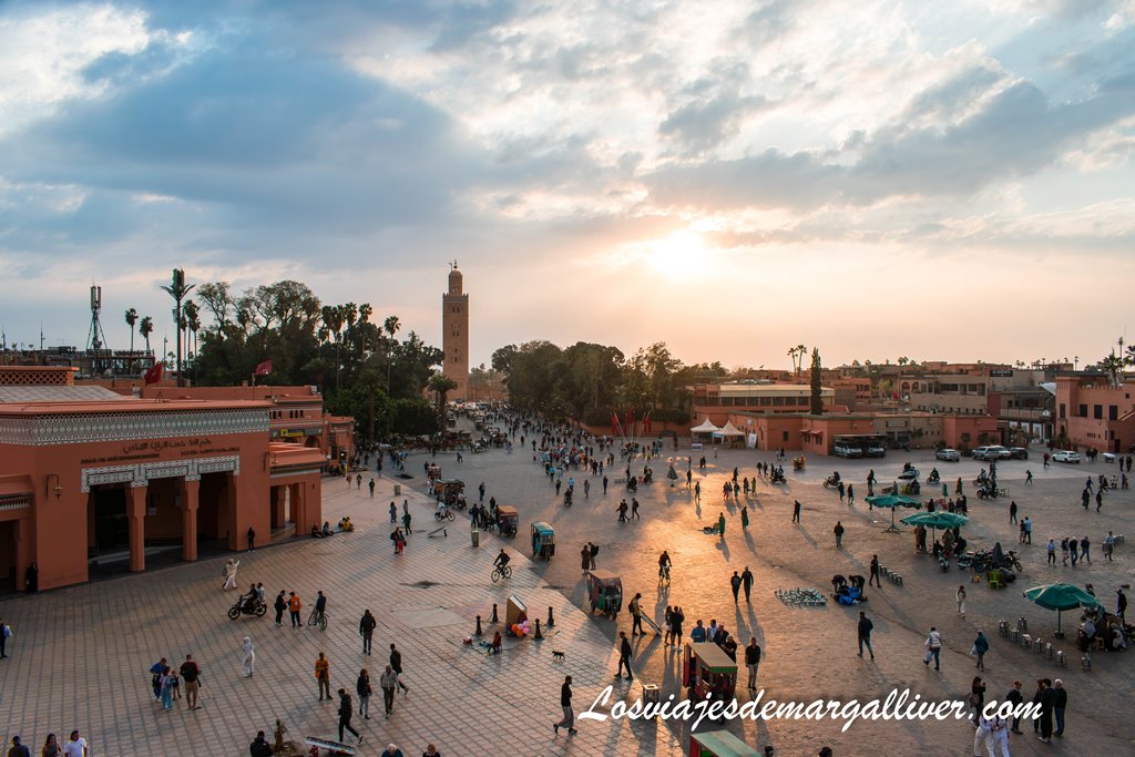 Atardecer en la Plaza Jemma el-Fna, desde una de sus terrazas Atardecer en la Plaza Jemma el-Fna, desde una de sus terrazas - Los viajes de Margalliver