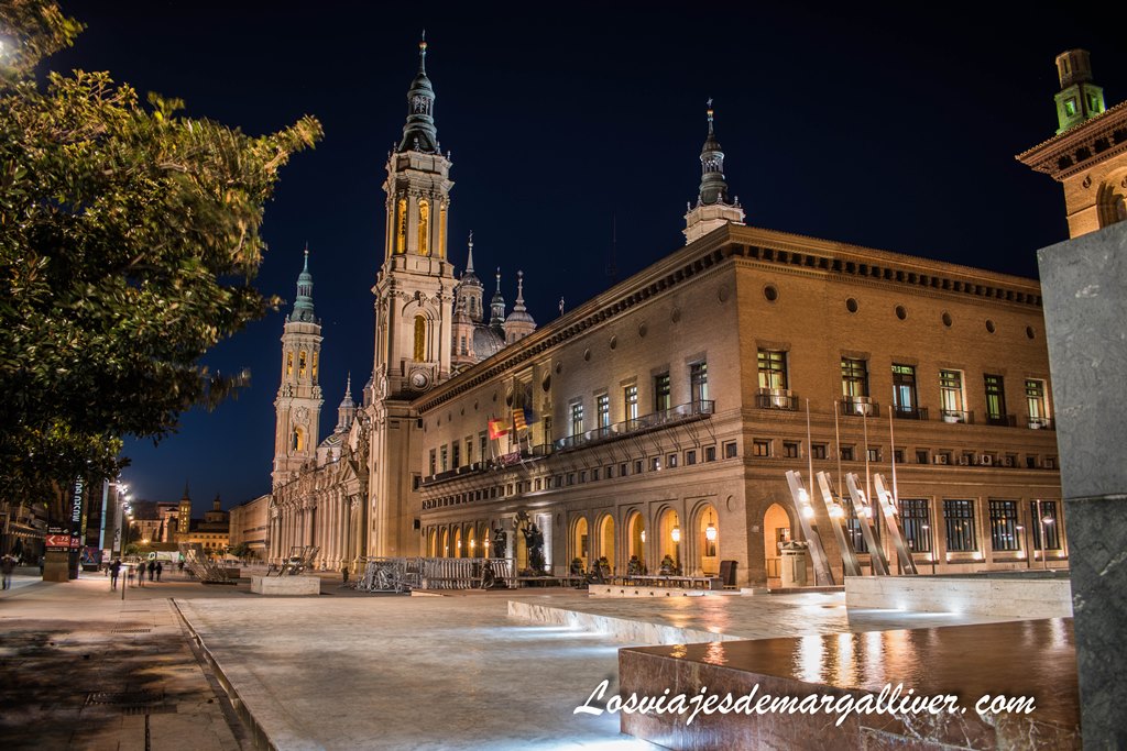 Vista de la plaza de Pilar al anochecer en Zaragoza Vista de la plaza de Pilar al anochecer en Zaragoza - Los viajes de Margalliver