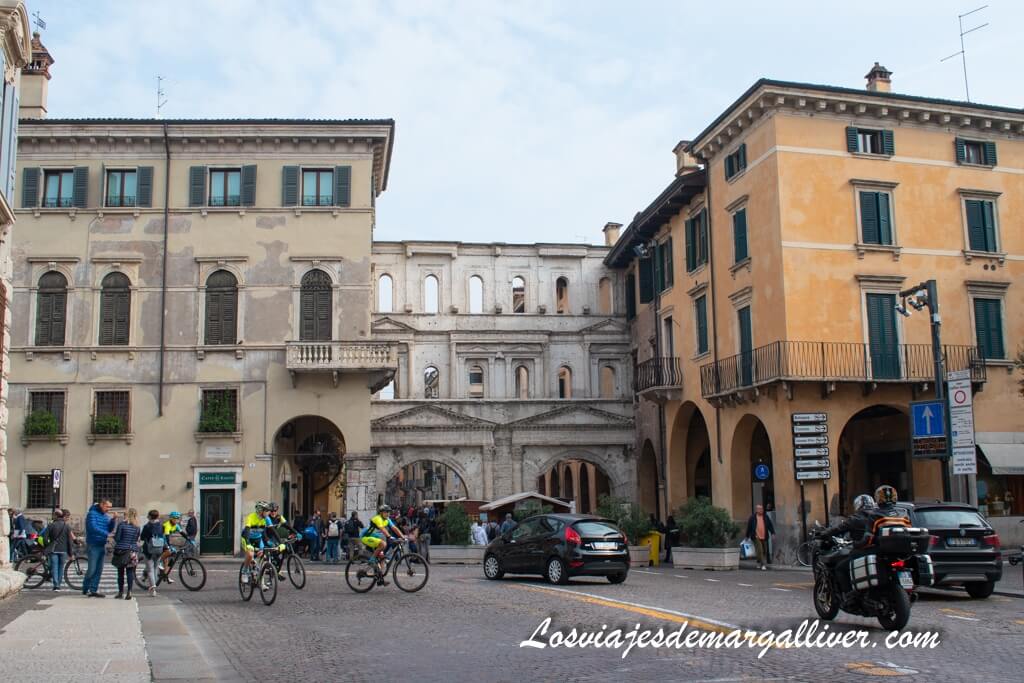 Puerta de Borsari en Verona - Los viajes de Margalliver