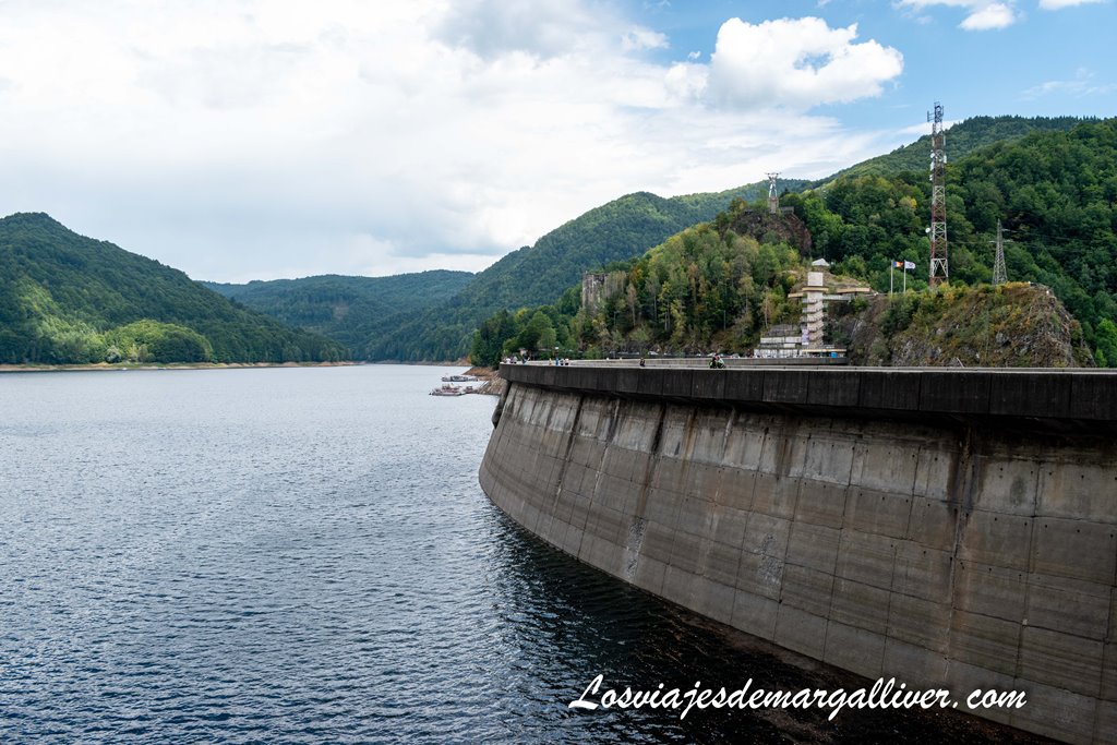 Presa Vidraru y el lago Vidraru a su izquierda - Los viajes de Margalliver