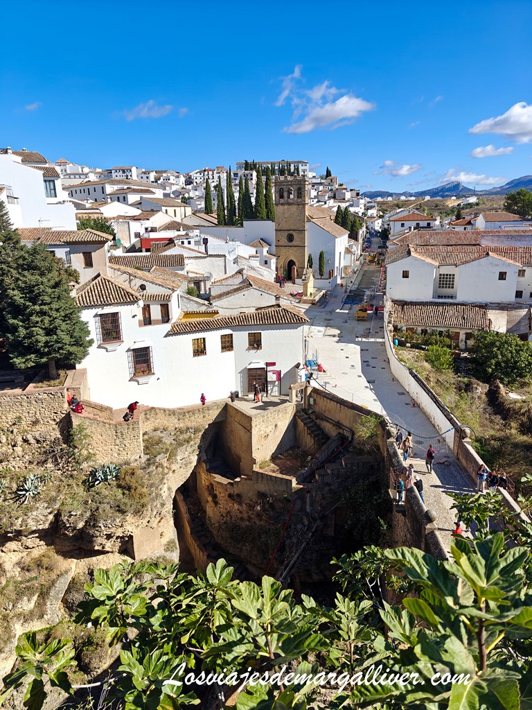 Puente viejo de Ronda, visto desde el arco de Felipe V en Ronda Puente viejo de Ronda, visto desde el arco de Felipe V en Ronda - Los viajes de Margalliver