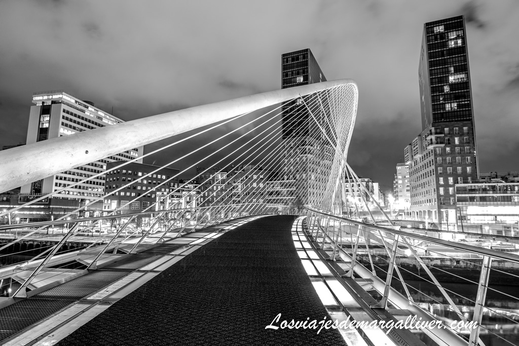 Puente Zubizuri en Bilbao en blanco y negro Puente Zubizuri en Bilbao en blanco y negro - Los viajes de Margalliver
