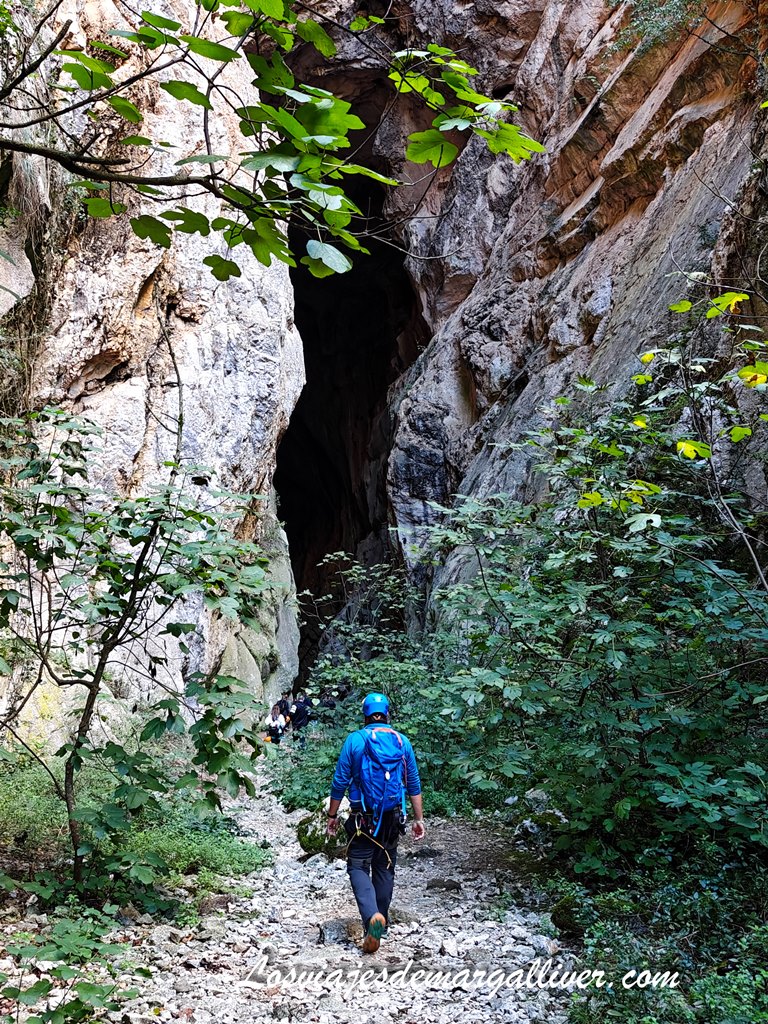 Puerta de entrada a la Cueva del Hundidero, en la vía ferrata de la presa de los caballeros, Montejaque Puerta de entrada a la Cueva del Hundidero, en la vía ferrata de la presa de los caballeros, Montejaque - Los