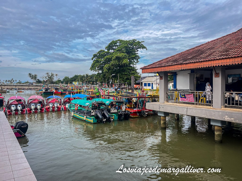 Puerto de Kuala Besut, donde salen las lanchas rapidas para llegar a las Islas Perhentian en Malasia Puerto de Kuala Besut, donde salen las lanchas rapidas para llegar a las Islas Perhentian en Malasia - Los viajes de Margalliver
