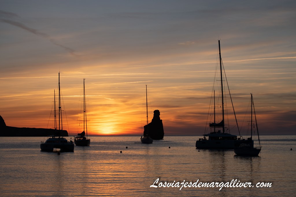 Puesta de sol en la Cala Benirrás en Ibiza Puesta de sol en la Cala Benirrás en Ibiza - Los viajes de Margalliver