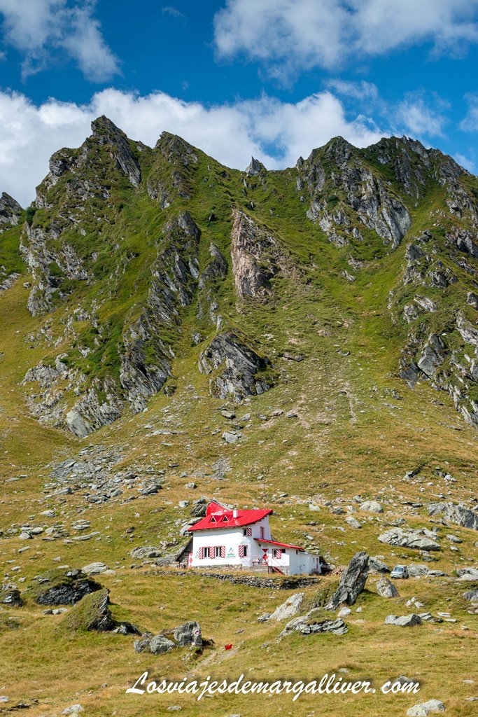 Refugio Balea, situado a pocos metros del parking para ver el Lago Balea en Transfagarasan - Los viajes de Margalliver