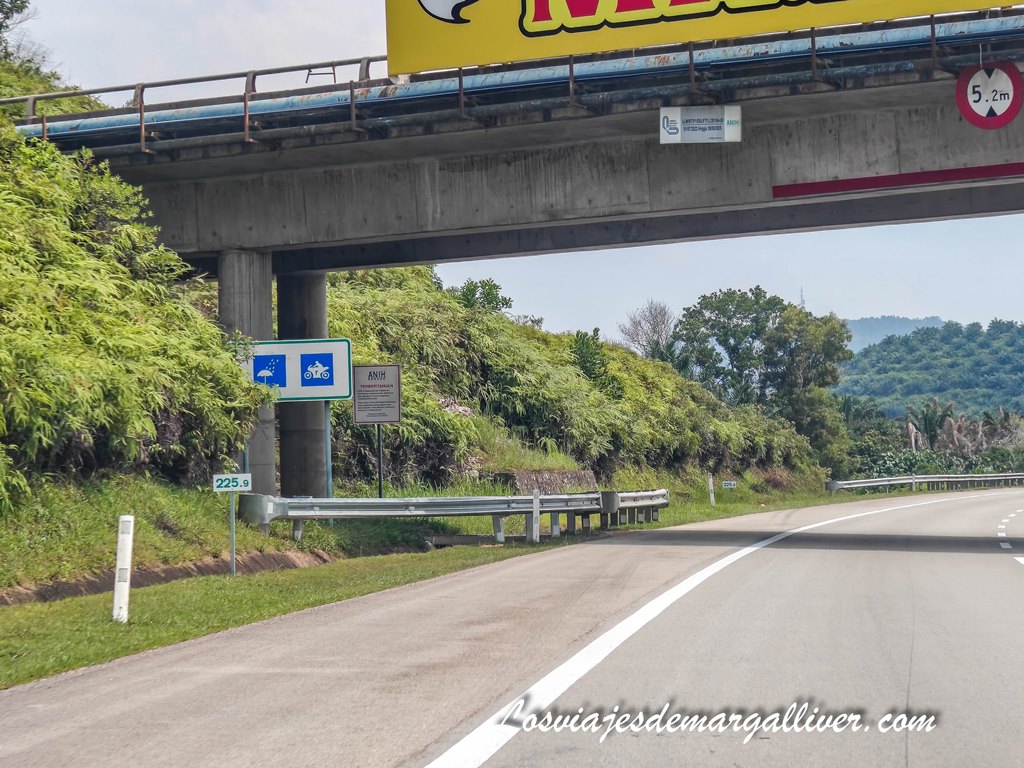 Resguardo para las motos en autopistas de Malasia, cómo conducir por Malasia Resguardo para las motos en autopistas de Malasia, cómo conducir por Malasia - Los viajes de Margalliver