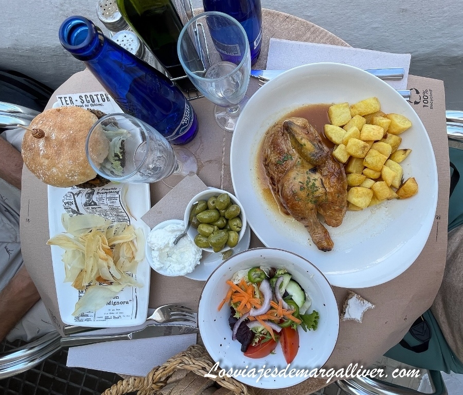 Pollo de la casa acompañado de ensalada y patatas, además de una hamburguesa en Vista Alegre en Ibiza Pollo de la casa acompañado de ensalada y patatas, además de una hamburguesa en Vista Alegre en Ibiza - Los viajes de Margalliver