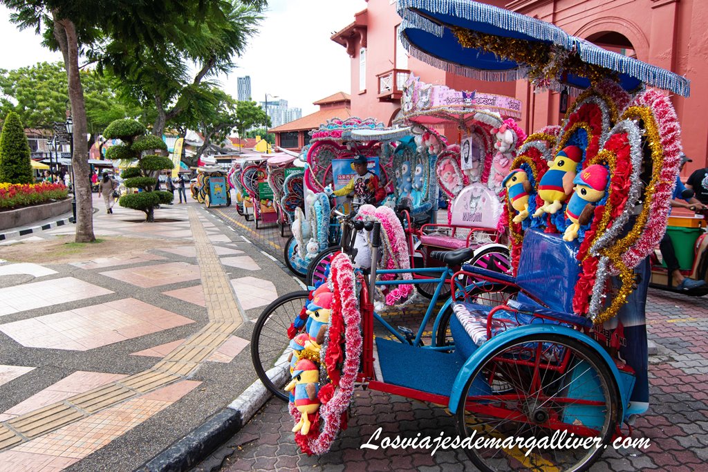 Concentración de Rickshaws en la plaza roja de Malaca Concentración de Rickshaws en la plaza roja de Malaca - Los viajes de Margalliver