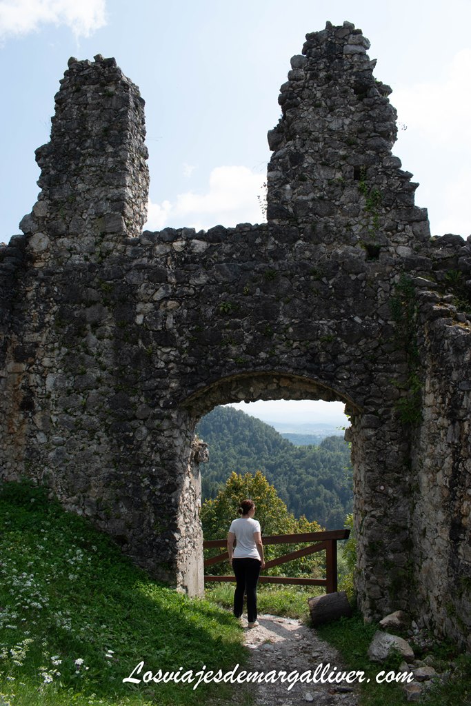 Stari grad nad Kamnikom, ruinas de un antiguo castillo en lo alto de Kamnik Stari grad nad Kamnikom, ruinas de un antiguo castillo en lo alto de Kamnik - Los viajes de Margalliver