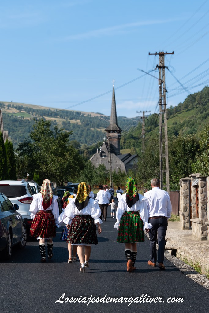 Rumanas yendo a misa en Maramures el domingo por la mañana Rumanas yendo a misa en Maramures el domingo por la mañana - Los viajes de Margalliver