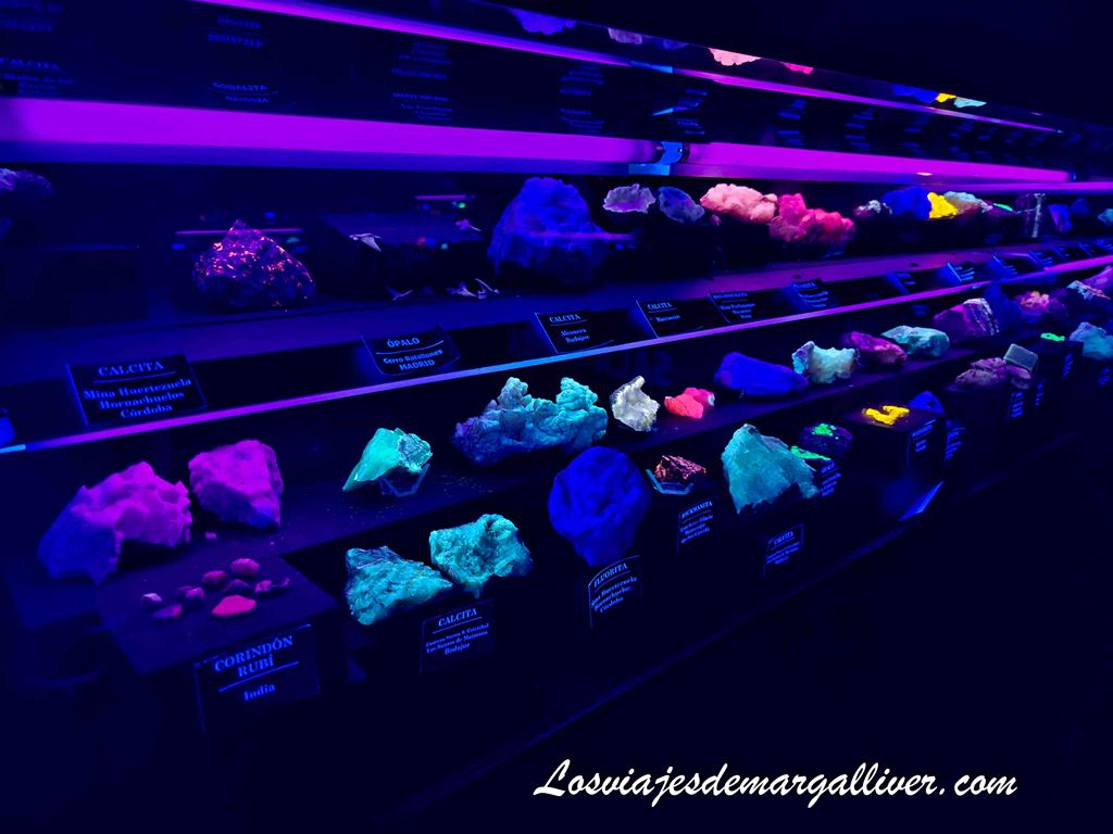 Sala negra con minerales fluorescente del museo de las Minas de Santa Ana Sala negra con minerales fluorescente del museo de las Minas de Santa Ana - Los viajes de Margalliver